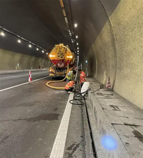 凤庆隧道排水渠清淤